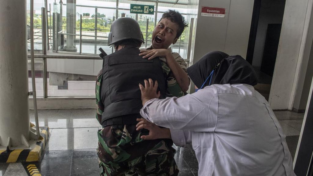 Tegang Dikejar Zombie Menyeramkan di Stasiun LRT